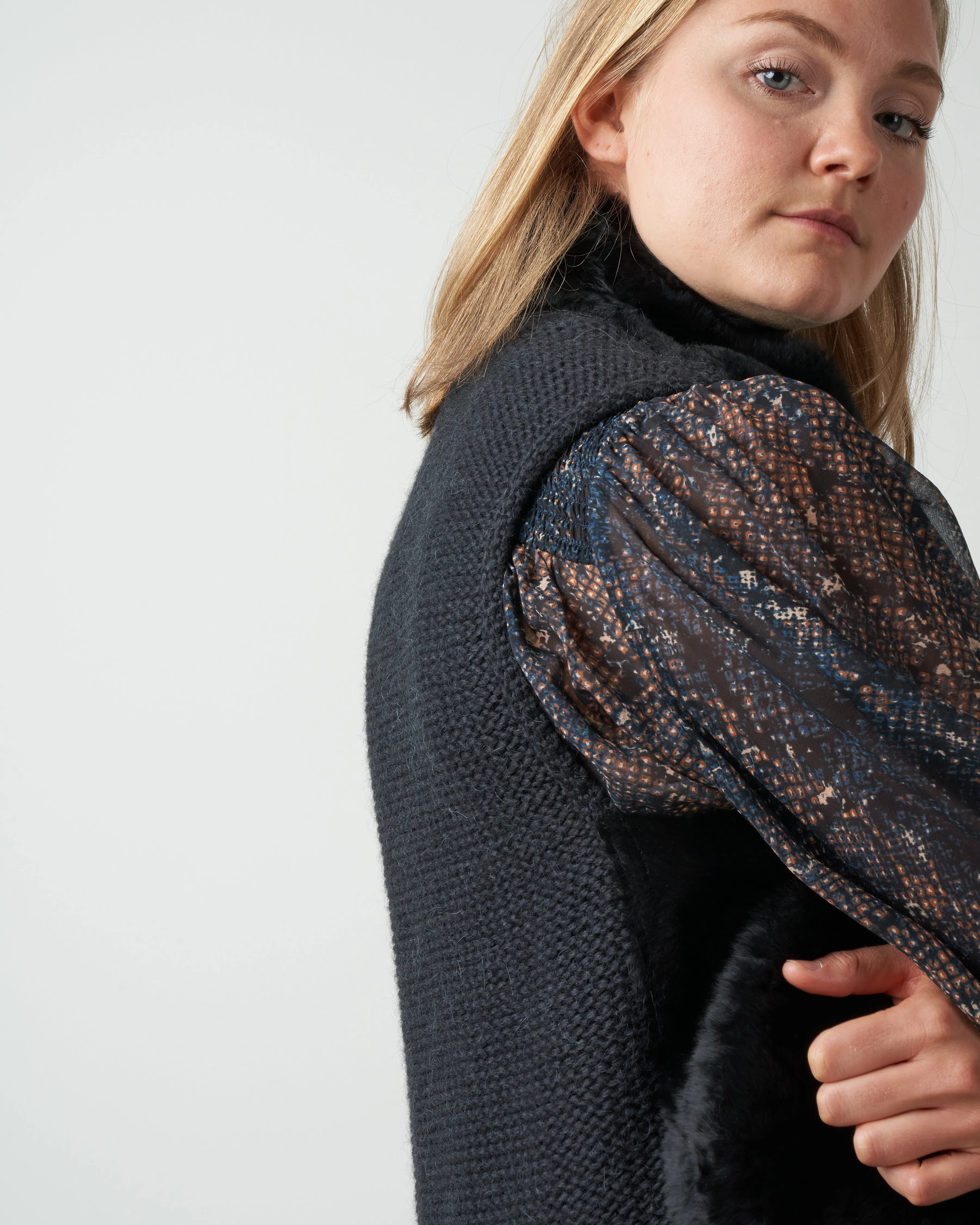 back knit and shearling crombie gilet - black